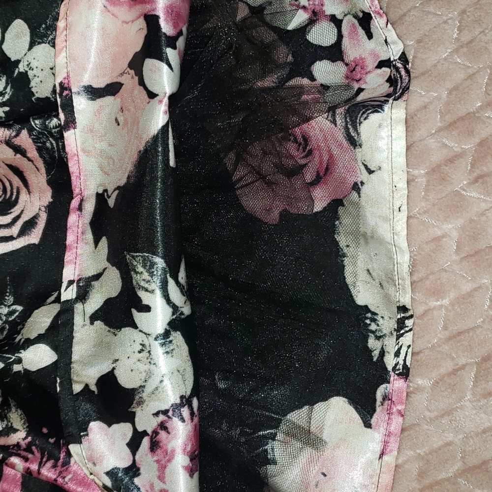 Two piece short dress size 3 (JUNIORS), Color black, white, and pink